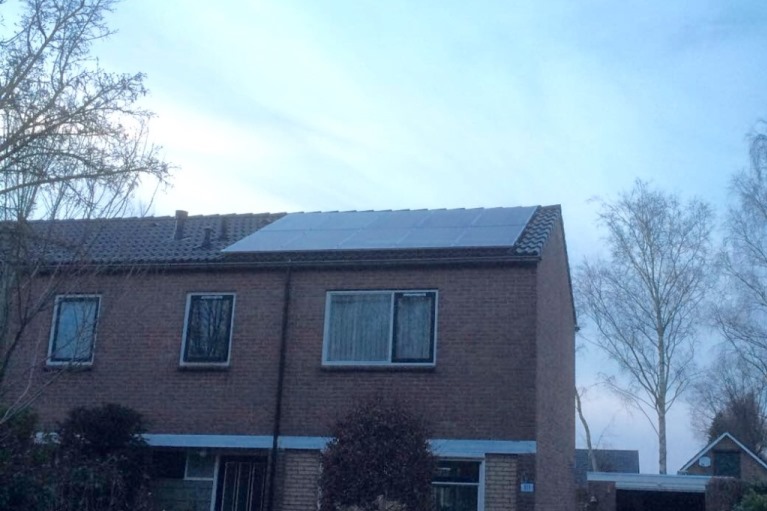 Zonnepanelen geplaatst op schuun dak in valthermond